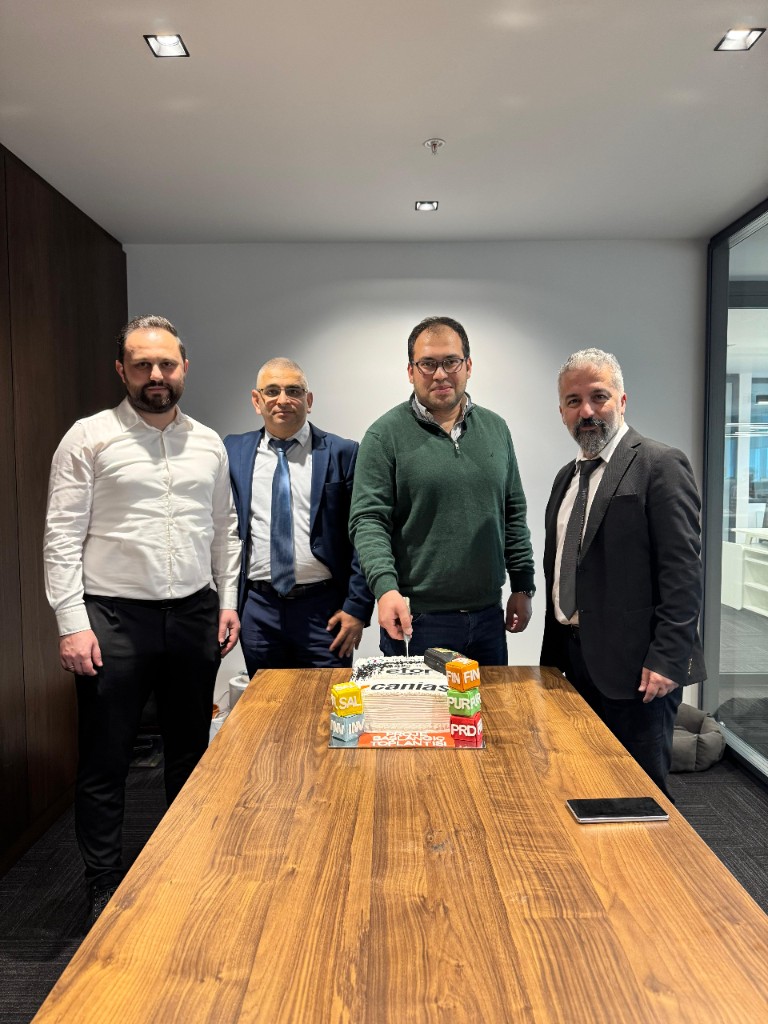 Proje başlangıç pasta kesimi